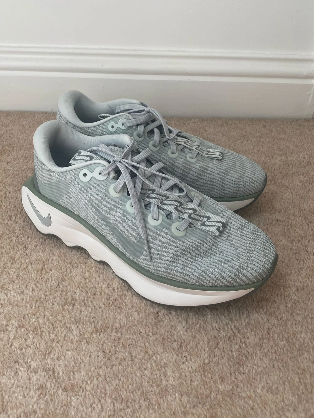 Nike Motiva Womens Size 9 Green Grey Athletic Running Shoes DV1238006 Activewear